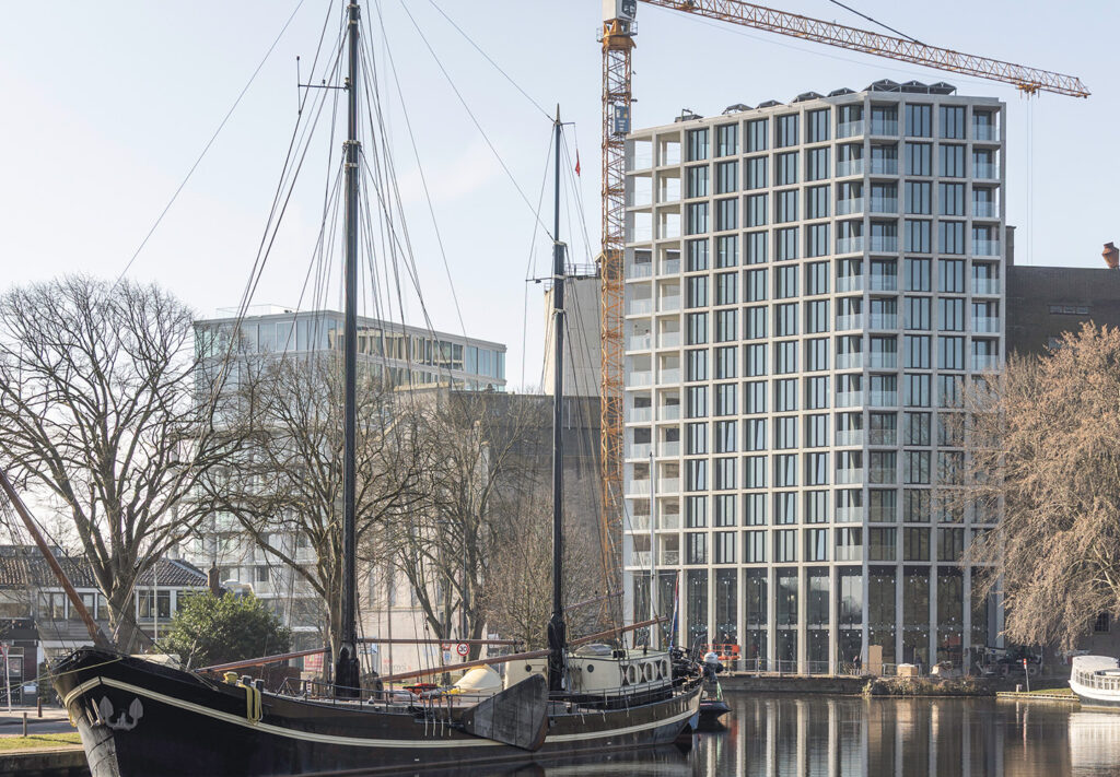Silogebouw van De Meelfabriek in Leiden. Gelegen aan de Singel (langs het water).